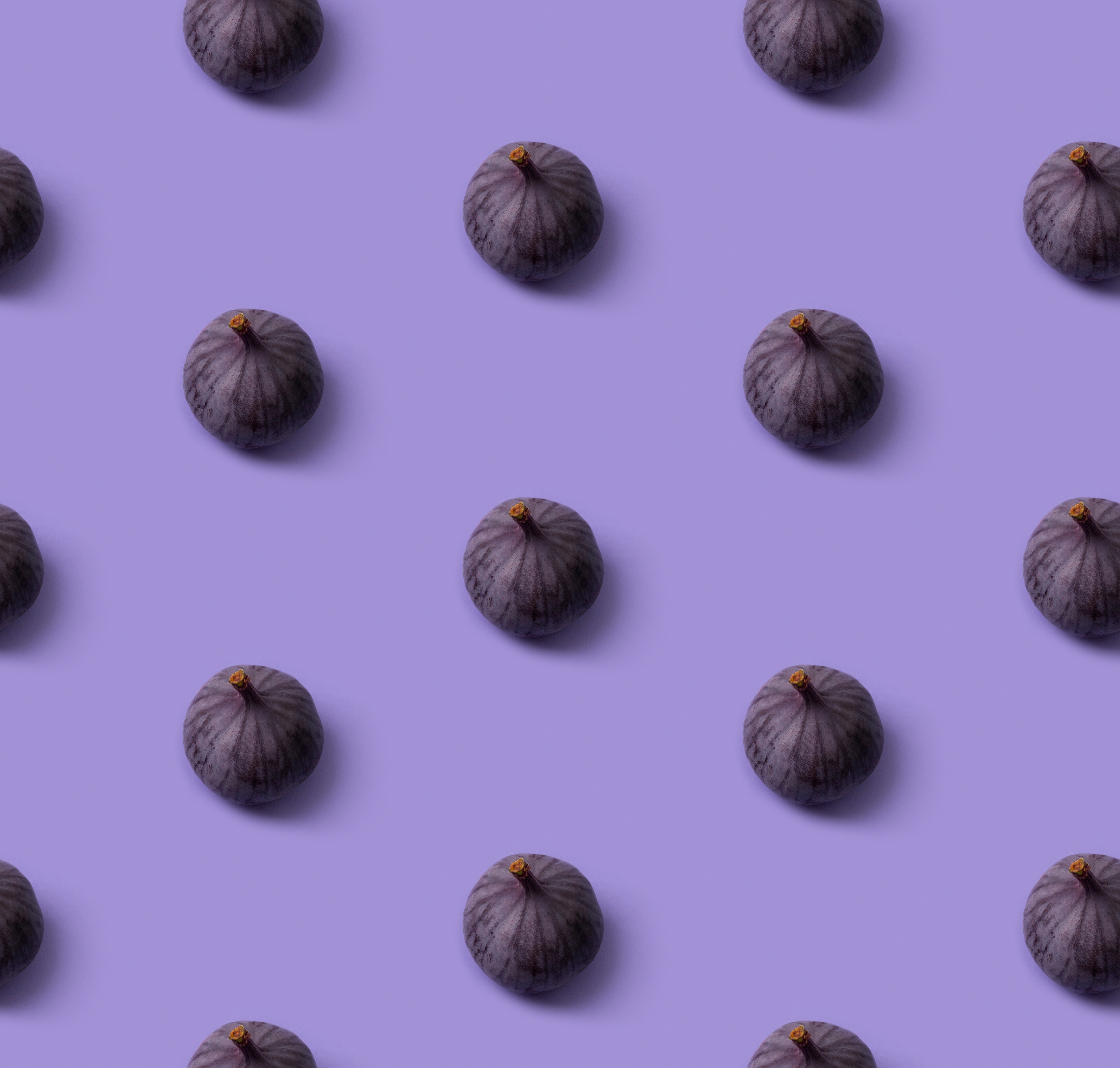 Seamless pattern with fresh ripe figs on a purple background